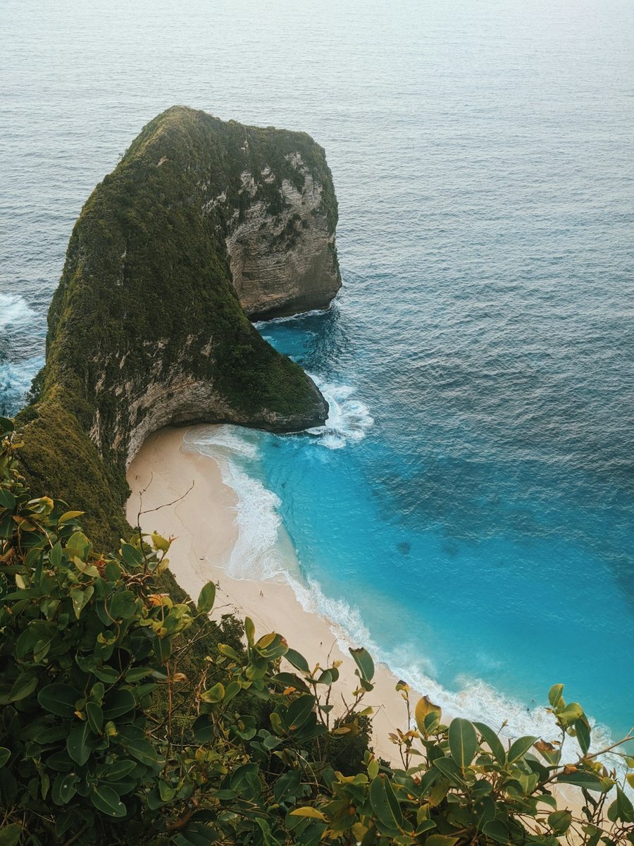 Green cliffs and turquoise ocean in Bali